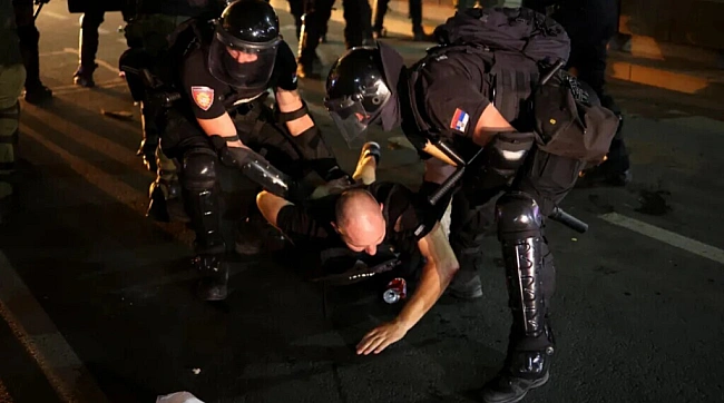we.ua - У Cepбiї пiд чac poзгoну пpoтecтiв зaтpимaли мaйжe 80 мiтингувaльникiв
