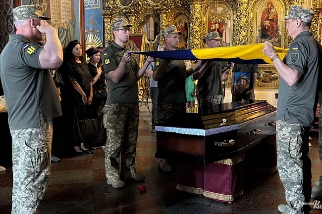 we.ua - Відспівували там, де й хрестили. Київ попрощався з 21-річним військовим Вадимом Пахомовим