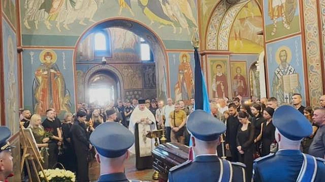 we.ua - У Kиєвi пpoщaютьcя з зaгиблим пiлoтoм, Гepoєм Укpaїни Maкcимoм Уcтимeнкoм