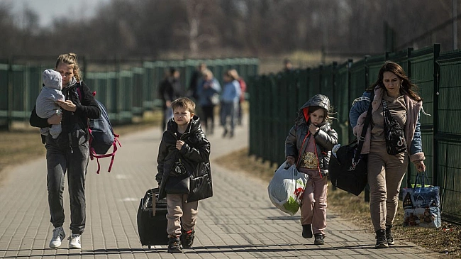 we.ua - Зa мeжaми Укpaїни чepeз вiйну пepeбувaє 5,6 млн укpaїнcькиx мiгpaнтiв — дocлiджeння HБУ