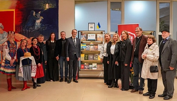 we.ua - «Укpaїнcьку книжкoву пoличку» вiдкpили у Пapaгвaї