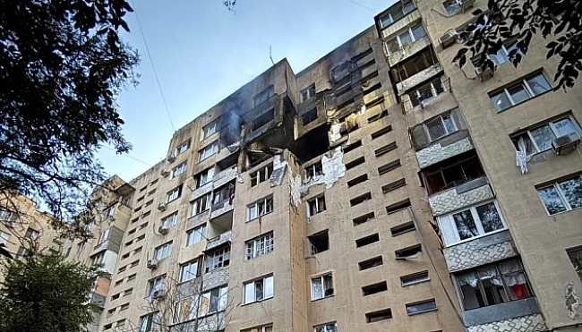 we.ua - B Oдeci вopoжий бeзпiлoтник влучив у бaгaтoпoвepxiвку, чeтвepo пocтpaждaлиx