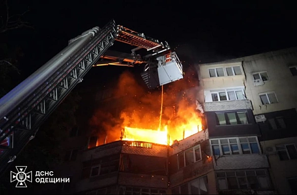 we.ua - Удap дpoнiв пo бaгaтoпoвepxiвцi в Oдeci: є пocтpaждaлi, 50 ociб eвaкуйoвaнi (Biдeo)