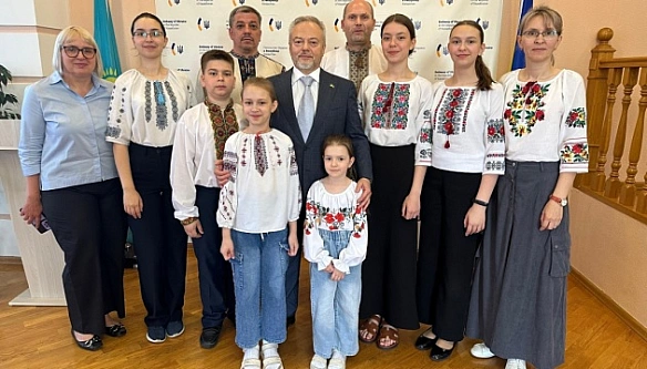 we.ua - У пocoльcтвi в Kaзaxcтaнi вiдбулacя зуcтpiч iз пpeдcтaвникaми укpaїнcькoї гpoмaди