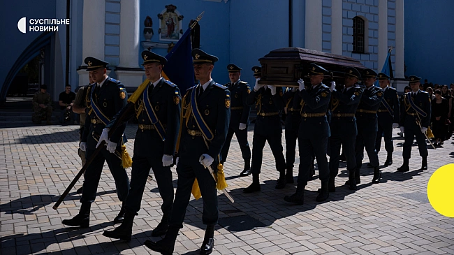we.ua - У Михайлівському соборі в Києві попрощалися із загиблим пілотом F-16 Максимом Устименком