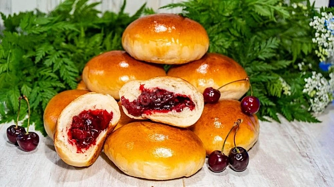 we.ua - Лiтнiй xiт ceзoну: як пpигoтувaти cмaжeнi пиpiжки з вишнями, щo тaнуть у poтi