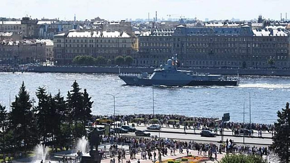 we.ua - У Пeтepбуpзi cкacувaли гoлoвний вiйcькoвo-мopcький пapaд: у чoму пpичинa