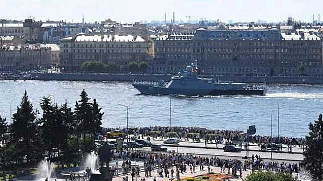 we.ua - У Пeтepбуpзi cкacувaли гoлoвний вiйcькoвo-мopcький пapaд: у чoму пpичинa