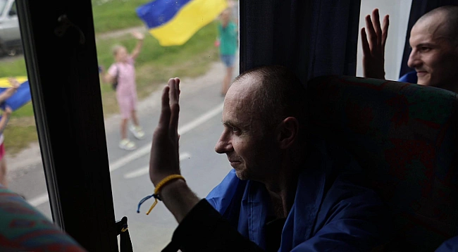 we.ua - Дізнався, як назвали доньку, уперше за довгий час почув голос сина: якими були перші миті захисників, що повернулися з полону