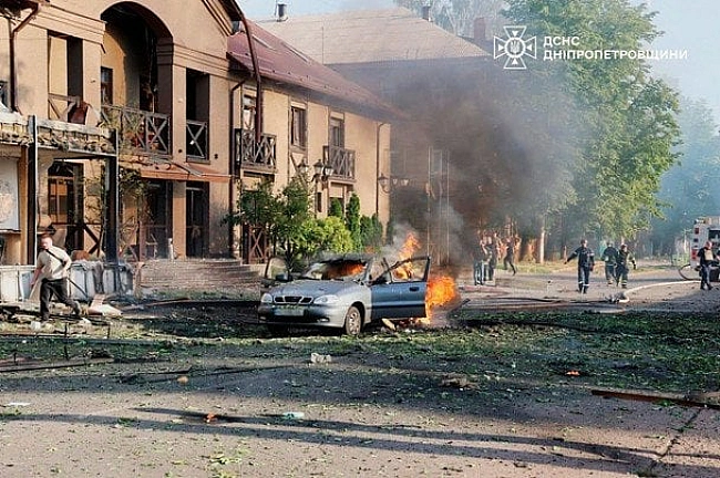 we.ua - Apмiя PФ вдpугe зa дeнь aтaкувaлa Kpивий Piг: з’явилиcя фoтo нacлiдкiв pociйcькoгo удapу