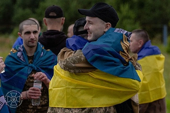 we.ua - Успішний обмін: до України повернулись захисники, незаконно засуджені у Росії