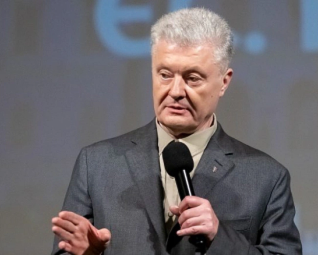 we.ua - Порошенко заявив, що військовим у Чернівцях заборонили приймати від нього техніку