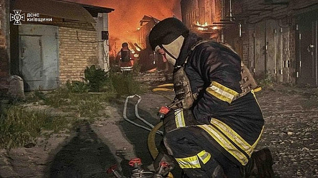 we.ua - На Київщині рятувальники долають наслідки нічного терору РФ (фото)