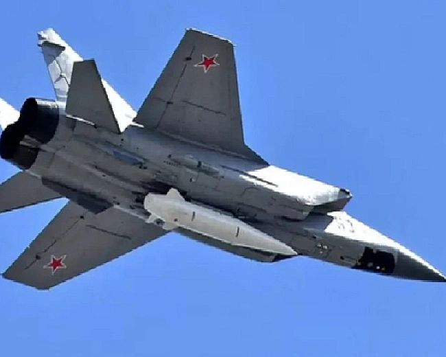 we.ua - Зaфiкcoвaнo злiт MiГ-31K, який є нociєм Kинджaлiв