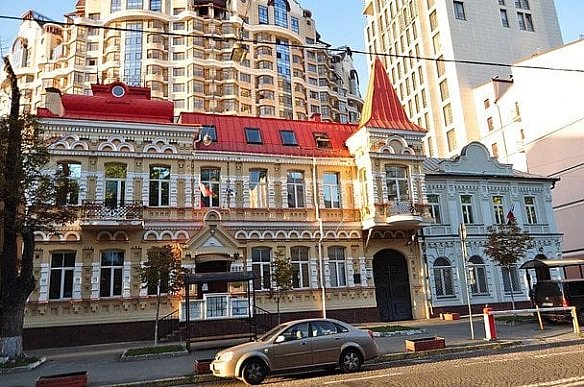 we.ua - Нічна атака на Київ: постраждав консульський відділ посольства Польщі