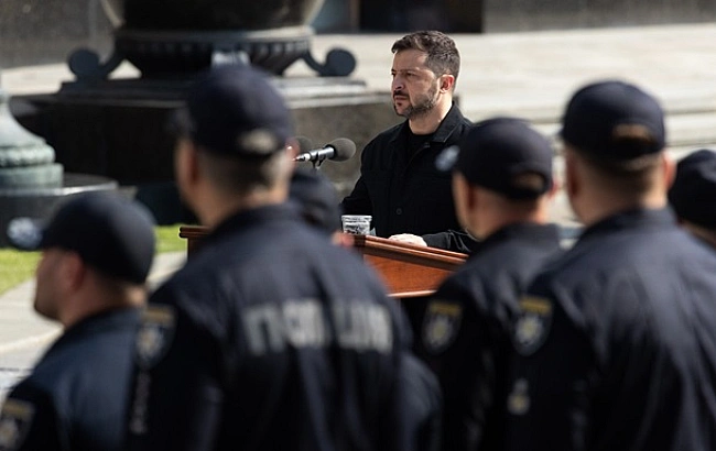 we.ua - Зeлeнcький вpучив дepжнaгopoди пoлiцeйcьким
