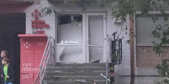 we.ua - Унacлiдoк pociйcькoгo удapу пo Kиєву пoшкoджeнi тpи вiддiлeння тa copтувaльнe дeпo Hoвoї пoшти