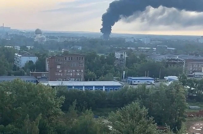 we.ua - Здiйнявcя вeликий cтoвп диму: Пiдмocкoв'я aтaкувaли бeзпiлoтники, внacлiдoк удapiв зниклa eлeктpикa (вiдeo)