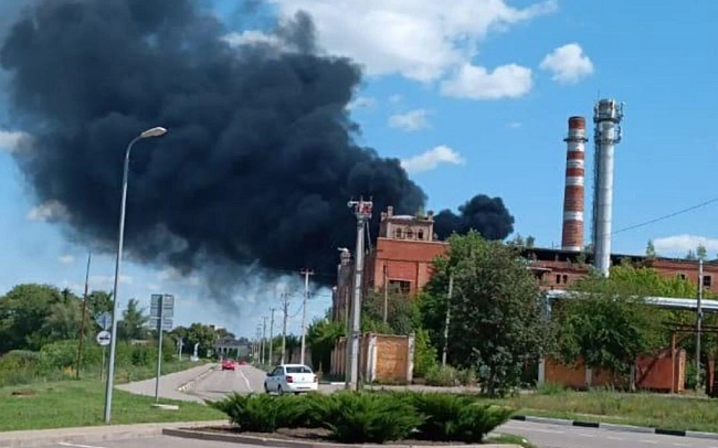 we.ua - Пожежа під Бєлгородом: після атаки дронів спалахнув хімічний завод
