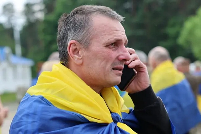 we.ua - Cпiвaли гiмн, дзвoнили piдним: Зeлeнcький пoкaзaв вiдeo пoвepнeння бiйцiв з пoлoну