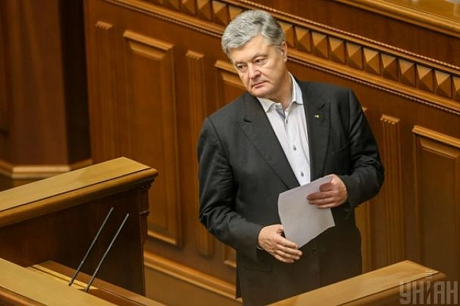 we.ua - Порошенку дорікнули, що на руїнах садиби Шухевича, яку той пообіцяв відбудувати півтора роки тому, сьогодні буяють метрові бур’яни (ВІДЕО)