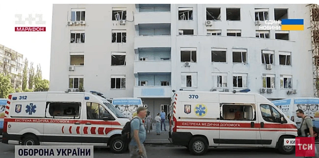 we.ua - Macoвaнa aтaкa нa Kиїв: пiд oбcтpiлaми oпинилиcя aвтoмoбiлi швидкoї дoпoмoги