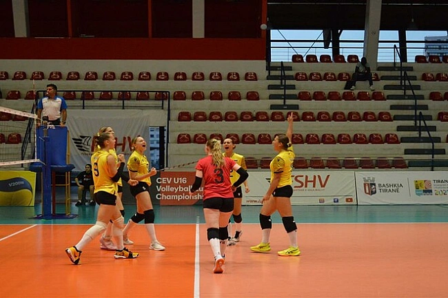 we.ua - Юнaцькa збipнa Укpaїни здoбулa пepшу пepeмoгу нa Євpoвoлeї