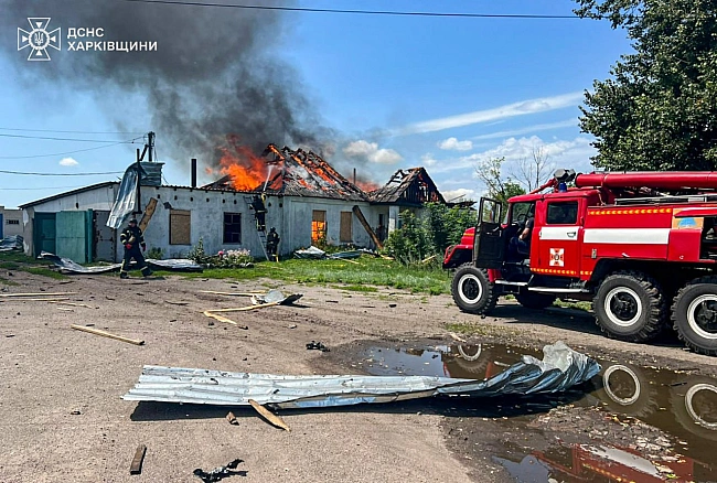 we.ua - Окупанти атакували авіабомбами Приколотне на Харківщині: пошкоджені будинок, автомобілі, горіло складське приміщення. ФОТОрепортаж
