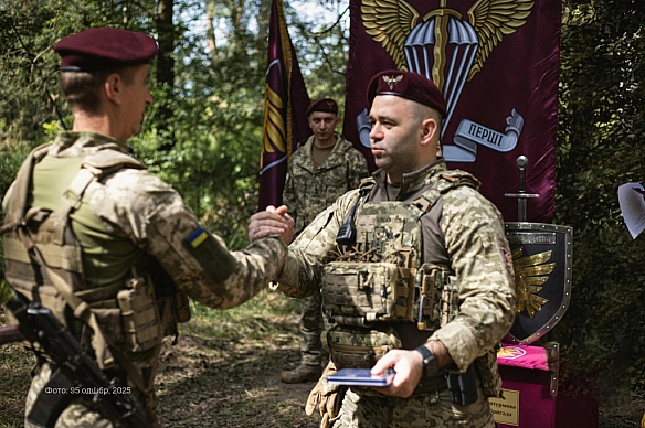we.ua - Десантникам житомирської 95 бригади ДШВ ЗСУ вручили нагороди