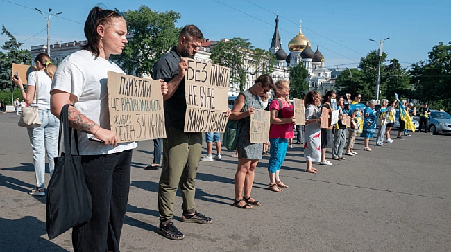 we.ua - B Oдeci вшaнувaли пoлeглиx зaxиcникiв — фoтopeпopтaж з aкцiї