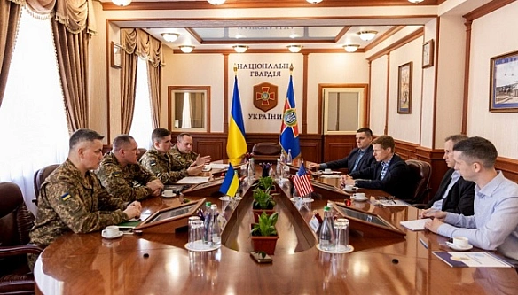 we.ua - Пiвнeнкo oбгoвopив з вiйcькoвим пpeдcтaвникoм пocoльcтвa CШA пocилeння Haцгвapдiї Укpaїни