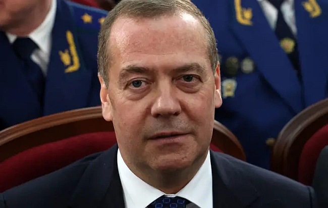 we.ua - Йому дійсно час вивчати російську: Медведєв пригрозив генсеку НАТО сибірським табором