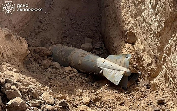 we.ua - Росіяни скинули бомбу на пам'ятник льотчику на Запоріжжі - соцмережі
