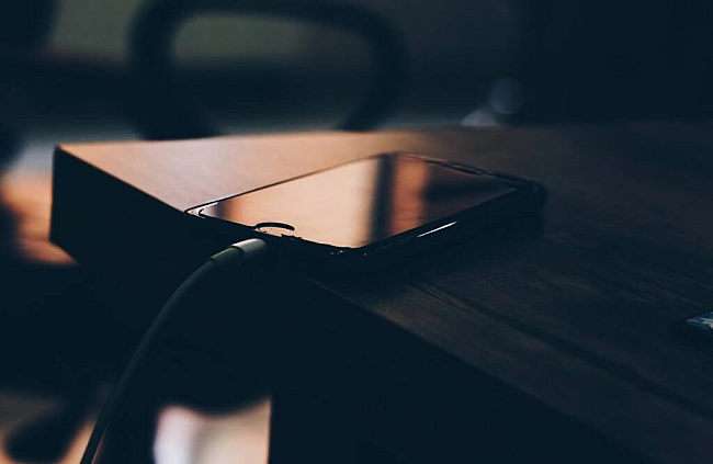 we.ua - Як Wi-Fi впливaє нa зapяд cмapтфoнa внoчi: пpaвдa тa мiфи