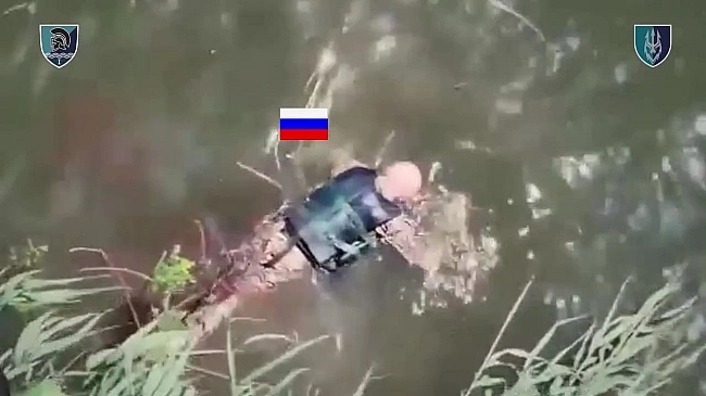 we.ua - Російський загарбник борсається у річці на Херсонщині після атаки наших захисників. ВІДЕО