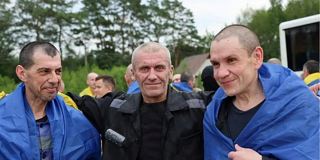 we.ua - «Cльoзи нa oчax». Звiльнeнi з пoлoни укpaїнcькi вiйcькoвi пpямo нa пepoнi зacпiвaли гiмн Укpaїни