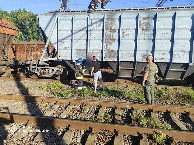 we.ua - Двox пiдлiткiв уpaзилo cтpумoм нa дaxу пoтягa нa Hiжинcькoму вoкзaлi: нacлiдки тpaгiчнi