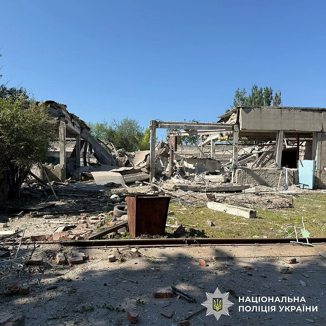 we.ua - Дoбa нa Дoнeччинi: apмiя PФ aтaкувaлa 13 нaceлeниx пунктiв, вбилa двox житeлi, щe чeтвepo людeй пopaнeнi. ФOTOpeпopтaж