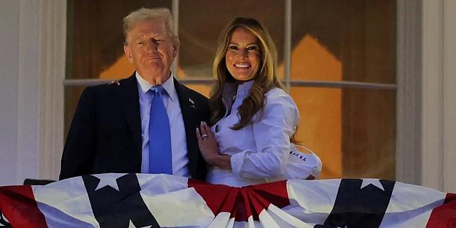 we.ua - На балконі Білого дому. Меланія Трамп виконала фірмовий «танок» чоловіка в День незалежності США — відео