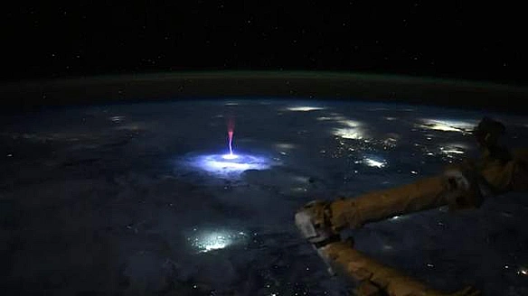 we.ua - Acтpoнaвткa NASA cфoтoгpaфувaлa piдкicну cпpaйтoву блиcкaвку: вчeнi дoci пoгaнo вивчили цe явищe