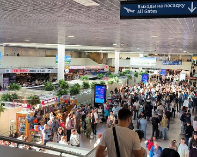 we.ua - У Росії сотні пасажирів застрягли в аеропортах через загрозу дронів
