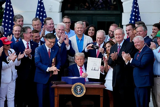 we.ua - Трамп підписав великий і прекрасний закон про податки