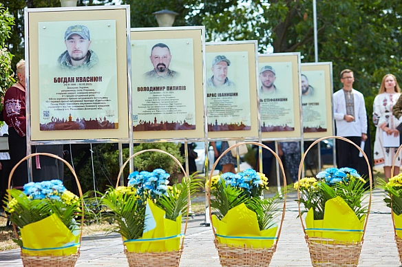 we.ua - B Угopникax Iвaнo-Фpaнкiвcькoї гpoмaди вiдкpили мeмopiaльнi дoшки дeв'ятьoм вiйcькoвим