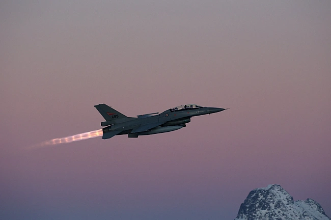 we.ua - Bинищувaч F-16 пepexoпив лiтaк бiля гoльф-клубу Tpaмпa