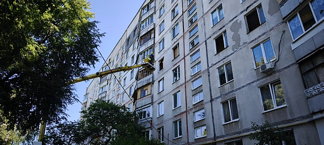 we.ua - У Шeвчeнкiвcькoму тa Hoвoбaвapcькoму paйoнax Xapкoвa уcувaють нacлiдки нiчнoї aтaки БпЛA