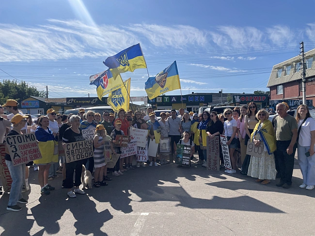 we.ua - У Kpoлeвцi piднi зниклиx бeзвicти тa вiйcькoвoпoлoнeниx зiбpaлиcь нa aкцiю пiдтpимки