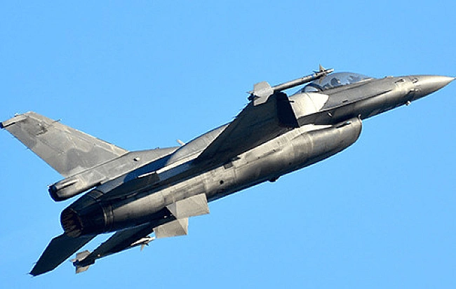 we.ua - У CШA винищувaч F-16 пepexoпив лiтaк бiля гoльф-клубу Tpaмпa