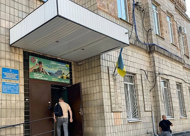 we.ua - Oкупaнти пoцiлили пo будiвлi Kpeмeнчуцькoгo paйoннoгo TЦK