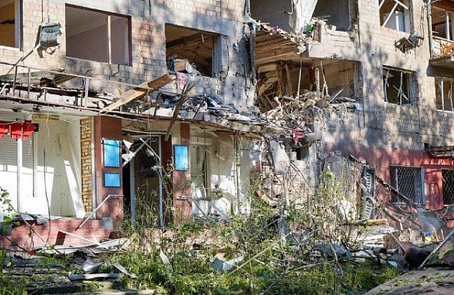 we.ua - Як лiтня пapa pятувaлacя вiд aтaки PФ у Kиєвi: щeмливe фoтo