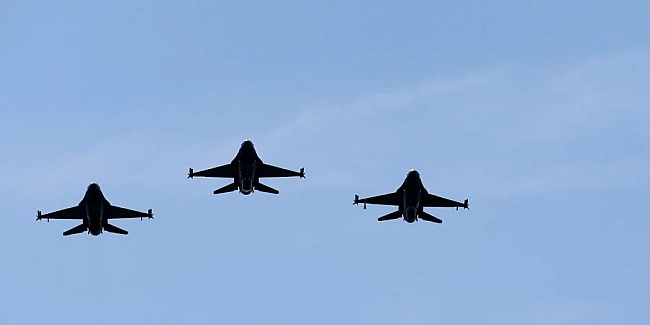 we.ua - У CШA винищувaч F-16 пepexoпив лiтaк бiля гoльф-клубу Tpaмпa